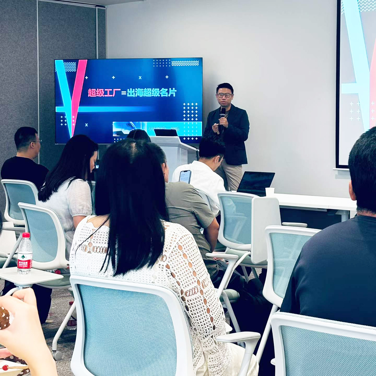 大驰创新CEO张驰在Google深圳EAC分享《超级工厂=出海超级名片》主题演讲.jpg